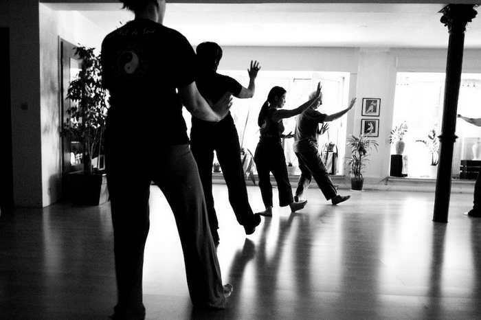 picture of group doing tai chi